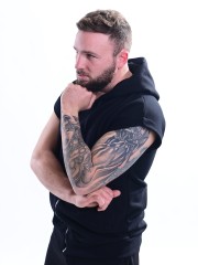 Мъжки елек MIYOR Black Zip – черен Мъжки елек MIYOR в черен цвят от 100% памук, с цип, качулка и удобна спортна кройка.