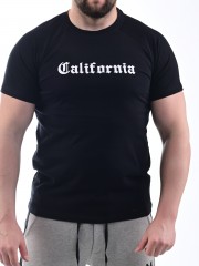 Черна тениска MIYOR California Черна памучна тениска MIYOR California от 100% памук с мека материя, качествена щампа и удобна ежедневна кройка.