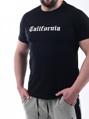 Черна тениска MIYOR California Черна памучна тениска MIYOR California от 100% памук с мека материя, качествена щампа и удобна ежедневна кройка.