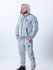 Мъжки спортен екип MIYOR Grey Мъжки спортен екип MIYOR Grey със сиво горнище с качулка и долнище с черен кант. Мъжки спортен екип MIYOR Grey Мъжки спортен екип MIYOR Grey със сиво горнище с качулка и долнище с черен кант.