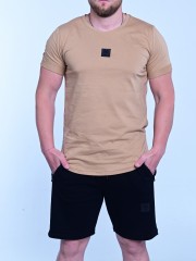 Мъжки летен екип MIYOR Camel Мъжки летен екип с тениска в цвят камел и черни къси панталони.