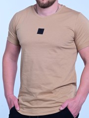 Мъжка тениска MIYOR Leather Logo Camel – камел Мъжка тениска MIYOR в цвят камел от 100% памук с черно кожено лого.